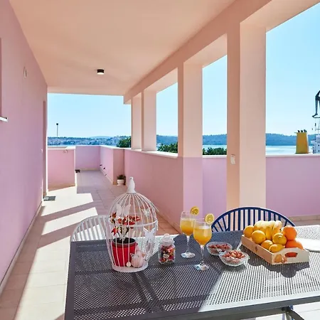 Tinel Apartment *