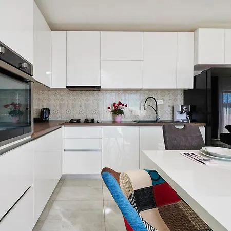 Tinel Apartment *
