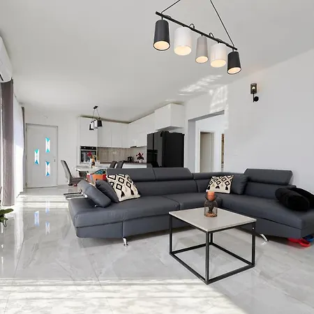 Tinel Apartment *