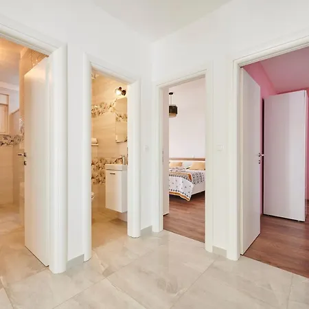 Apartment Tinel